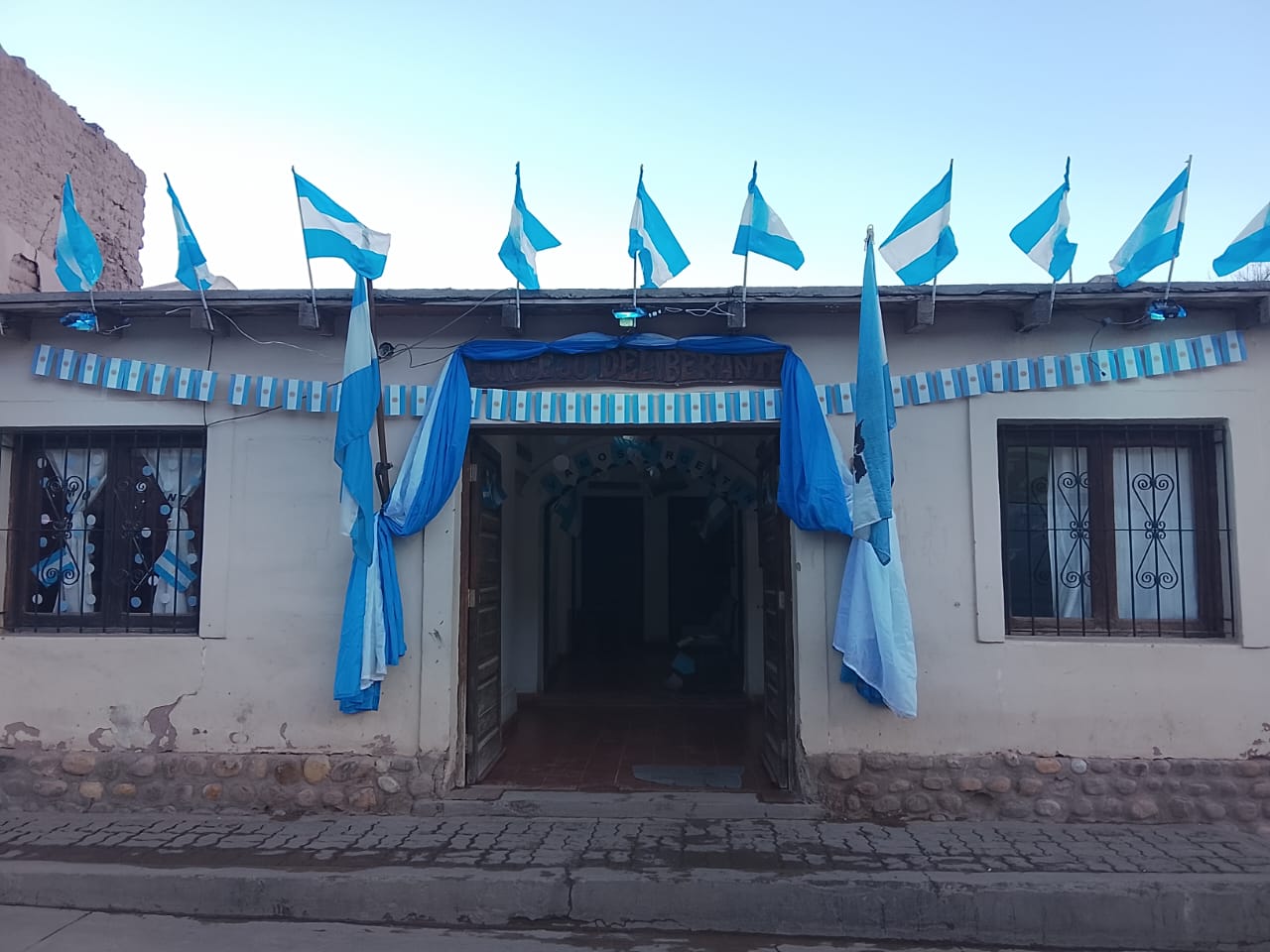 El Concejo Deliberante de Tilcara se vistió de celeste y blanco para reafirmar la unidad, la memoria y el orgullo nacional